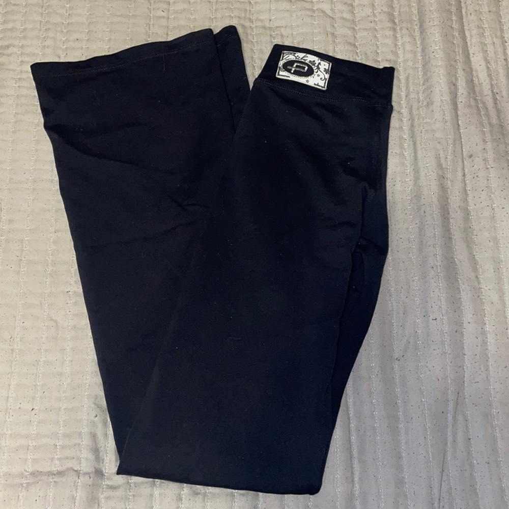 Women’s Black leggings flare with p logo on the left side on the back, small